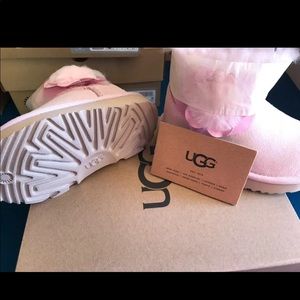 Uggs size 6 toddler